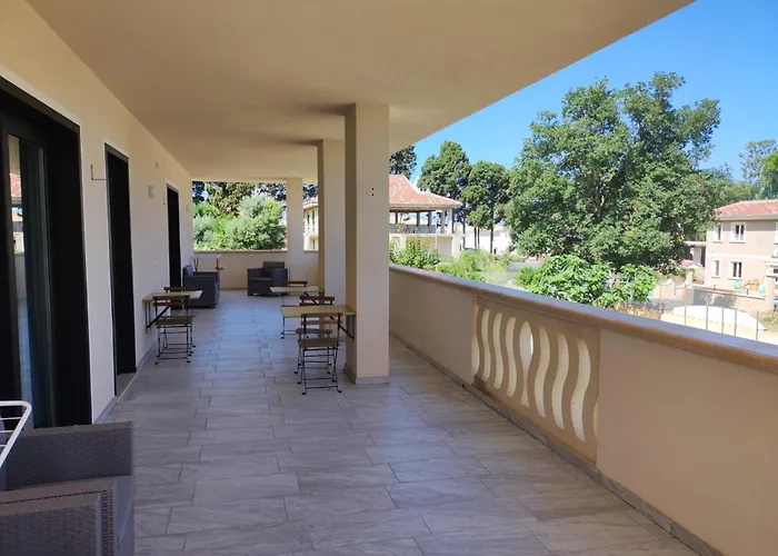 לינה וארוחת בוקר Ada